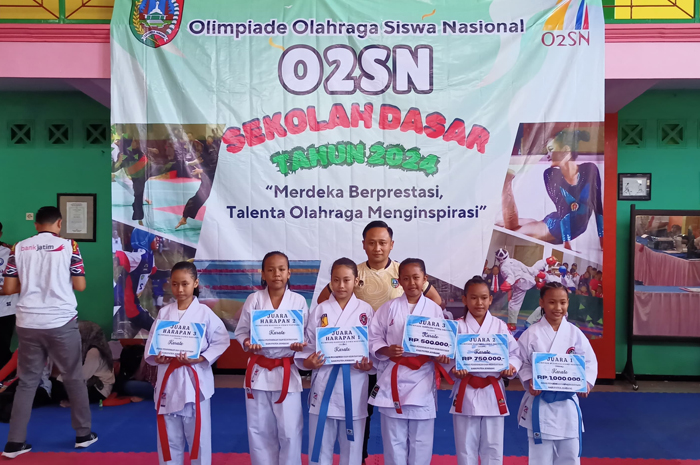 BERPRESTASI: Adhe Rengge Drestian bersama para juara O2SN SD cabor karate di Dojo Mahameru Jombang, (14/5).