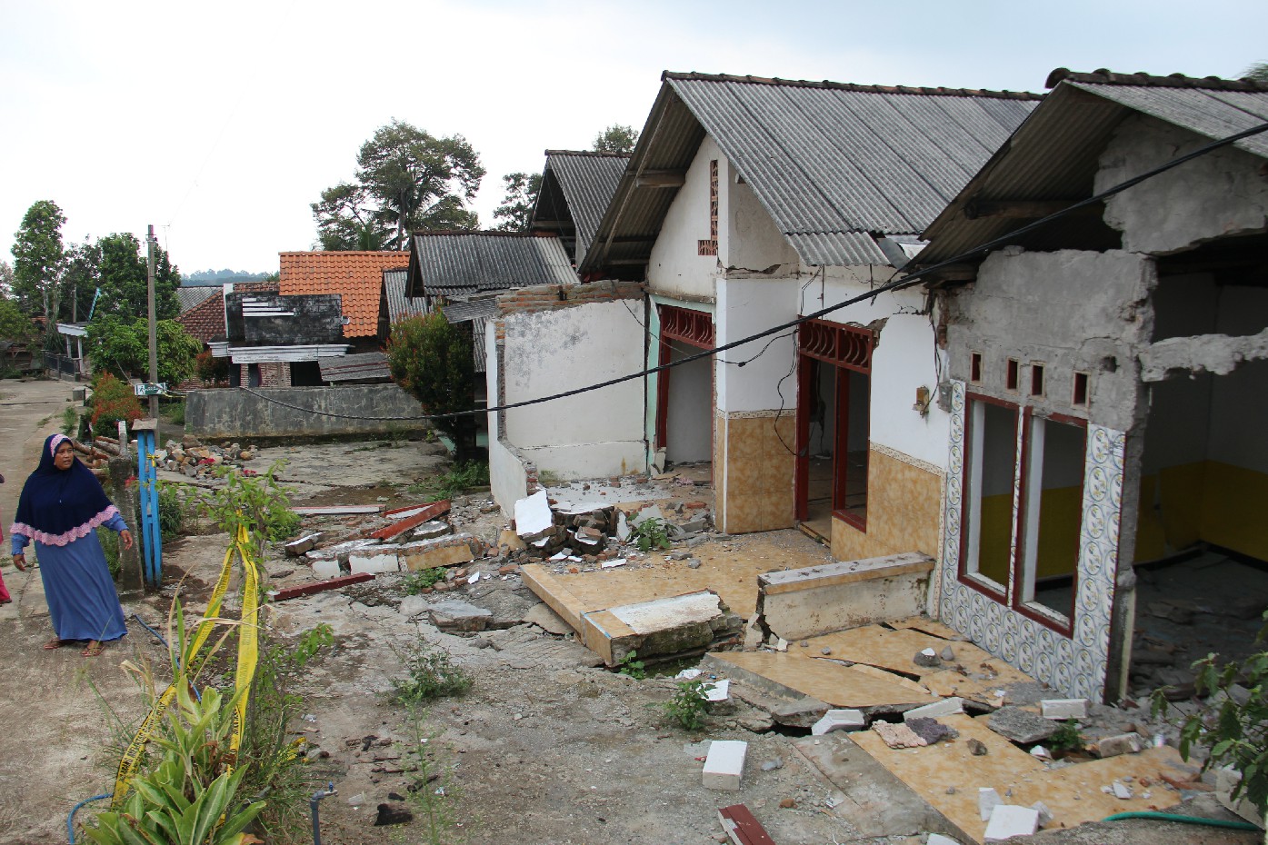 HAMPIR ROBOH: Kondisi rumah warga di Dukuh Sumberlamong, Dusun Jumok, Desa Sambirejo, Kecamatan Wonosalam tampak rusak akibat tanah longsor.