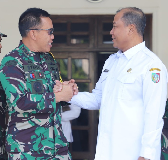 Pj Bupati Jombang Sugiat (kanan) bertemu kawan lama Letjen TNI Mochamad Syafei Kasno, Komandan Pusat Teritorial Angkatan Darat (Danpusterad) di Pendopo Kabupaten Jombang.