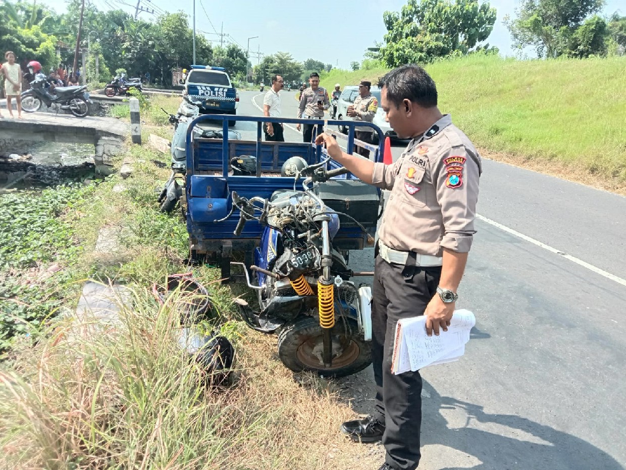 RINGSEK: Petugas kepolisian melakukan olah kejadian perkara kecelakaan maut di Desa Jatigedong, Kecamata Ploso, Jombang.