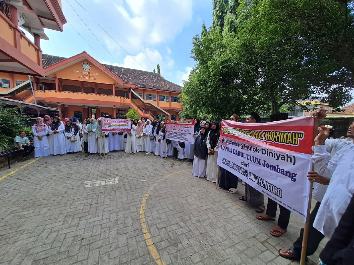 PROTES: Aksi protes dan doa bersama pembimbing diniyah di halaman SD Plus Darul Ulum Jombang, Sabtu (18/5)