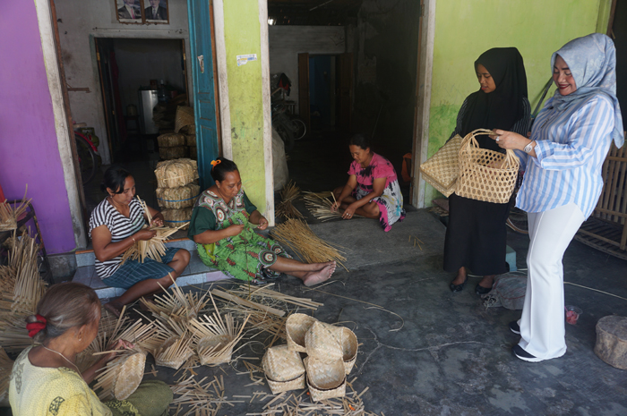 SENTRA ANYAMAN BAMBU: Kepala Desa Kertorejo Dra Hj Suisti didampingi perangkat desa saat mengunjungi salah satu rumah warga perajin anyaman bambu.