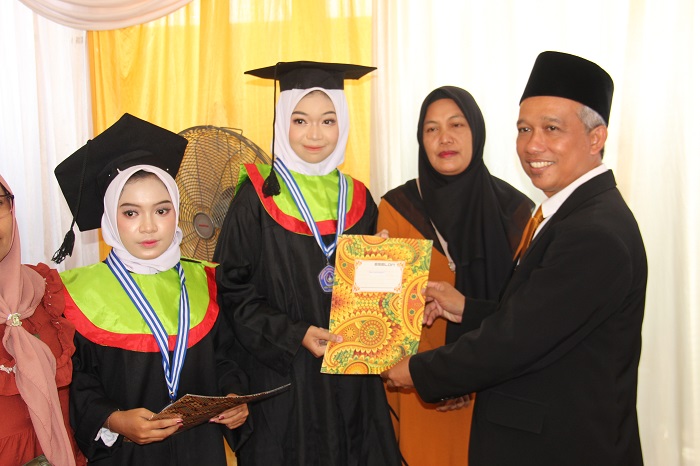 APRESIASI: Kepala MTsN 9 Jombang, Abdul Haris, memberikan piagam penghargaan kepada siswa berprestasi.