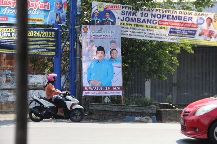 SOSIALISASI: Baliho Warsubi bakal calon Bupati Jombang terpampang di Jl Panglima Sudirman, Minggu (19/5) pagi.