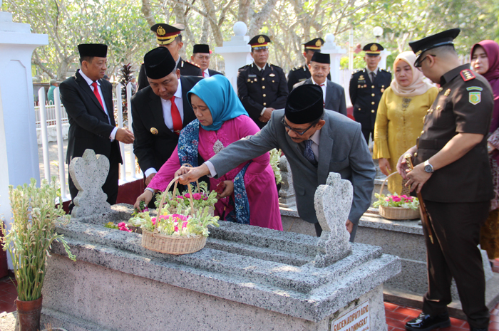 ZIARAH: Pj Bupati Jombang Sugiat bersama jajaran forkopimda saat ziarah ke makam Bupati Jombang pertama R.A.A. Soeroadiningrat V di TMP Pulo Lor, (20/5).