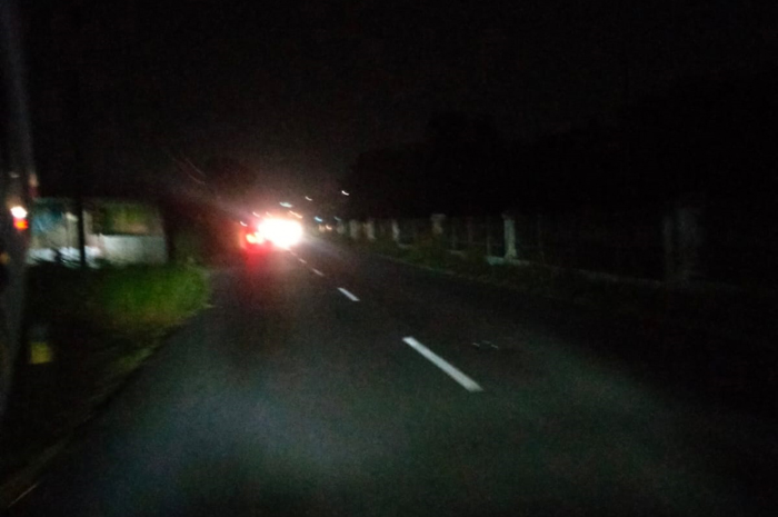 GELAP: Kondisi PJU disepanjang Jl KH Romli Tamim, Jombang padam, Minggu (20/5) malam.