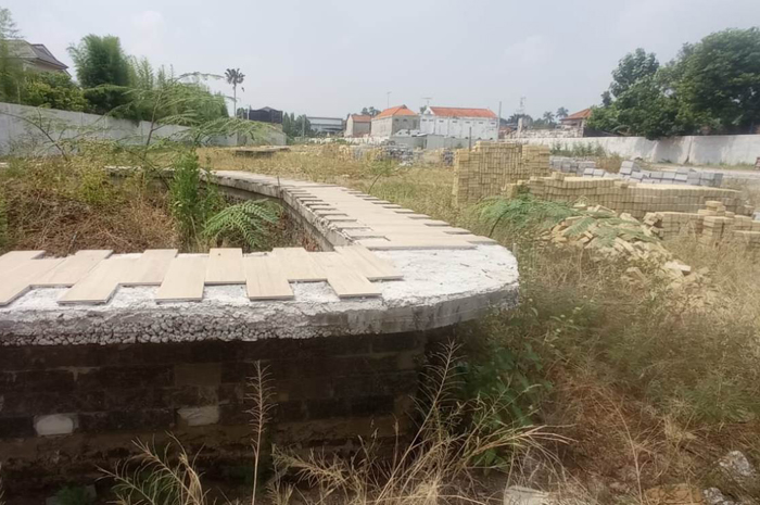 MANGKRAK: Sentra PKL di Jl KH Ahmad Dahlah tahun lalu gagal selesai dibangun kini ditumbuhi semak belukar, Senin (20/5).
