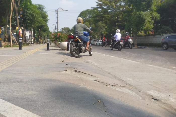 SEUMUR JAGUNG: Lantai trotoar Jl KH Wahid Hasyim Jombang banyak yang rusak.