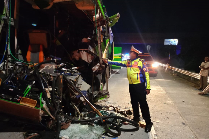HANCUR: Kondisi bodi depan bus yang membawa rombongan siswa SMP PGRI 1 Wonosari Malang, mengalami kecelakaan di Km 694.600 Tol Jombang Mojokerto (Jomo), Selasa (21/5) malam.