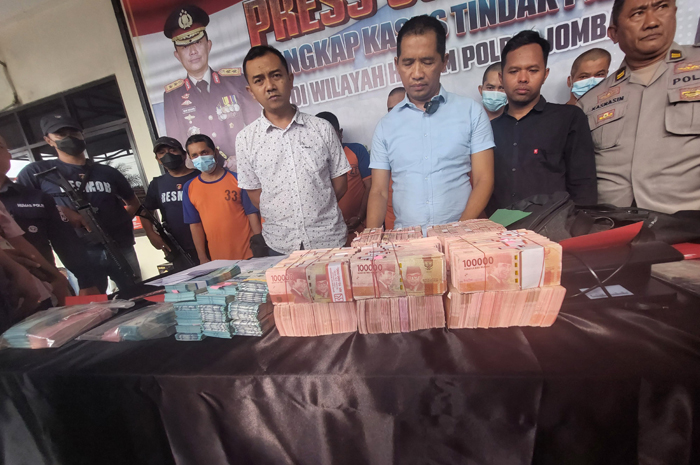 DISITA: Polisi membekuk komplotan pengedar uang palsu di Jombang dan menyita upal Rp 1 miliar.