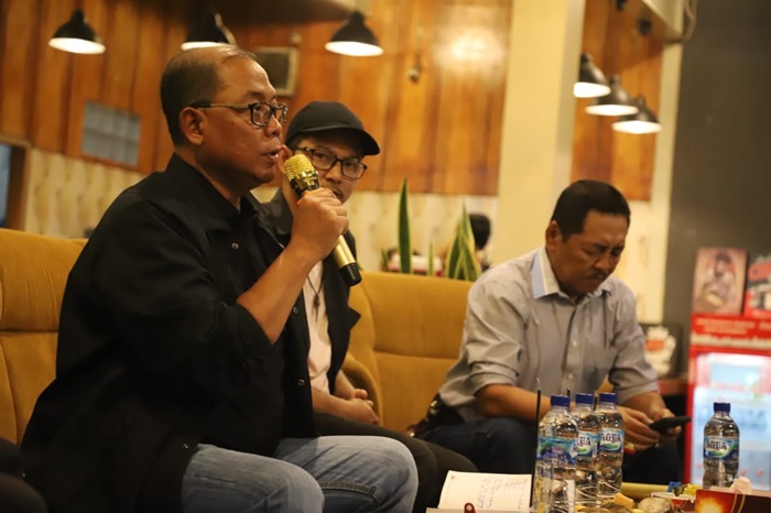 KEBANGKITAN PRODUK JOMBANG: Pj Bupati Jombang Sugiat dalam kegiatan Ngobati Embek Ngowos (Ngopi bareng bupati enake ambek ngopi Wonosalam).