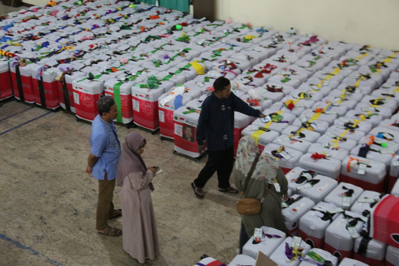 DIKUMPULKAN: CJH saat mengumpulkan koper di Kemenag Jombang, Sabtu (25/5).