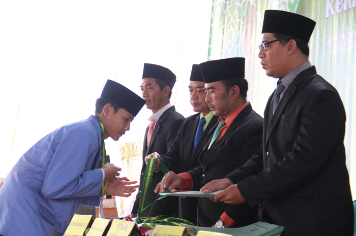 SELAMAT: Kepala MTsN 13 Perak Jombang H Moch Syuaib SAg MpdI memimpin prosesi wisuda.