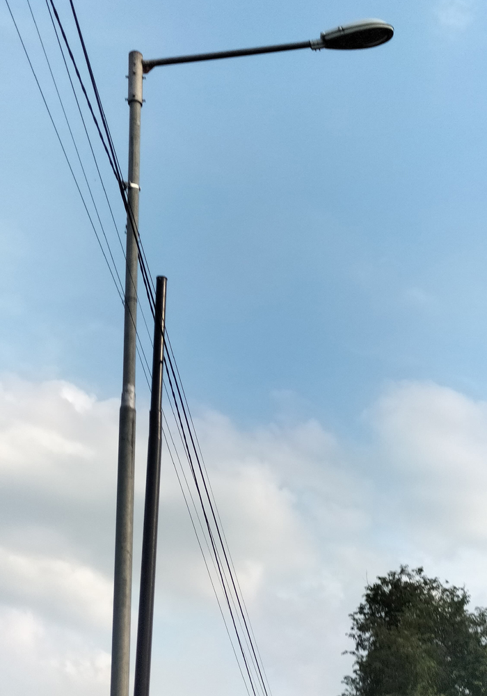 PADAM SAAT MALAM: Deretan PJU di jalan kabupaten di Desa Jabon, Kecamatan/Kabupaten Jombang padam sejak beberapa minggu ini.