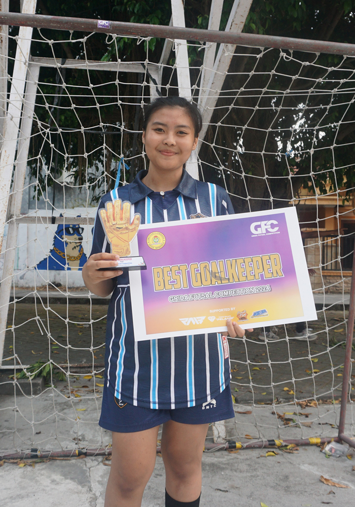 PINTAR ATUR WAKTU: Devi Maghfiroh siswi SMKN 1 Jombang peraih penjaga gawang terbaik Grida Futsal Competition 2024 Jombang.