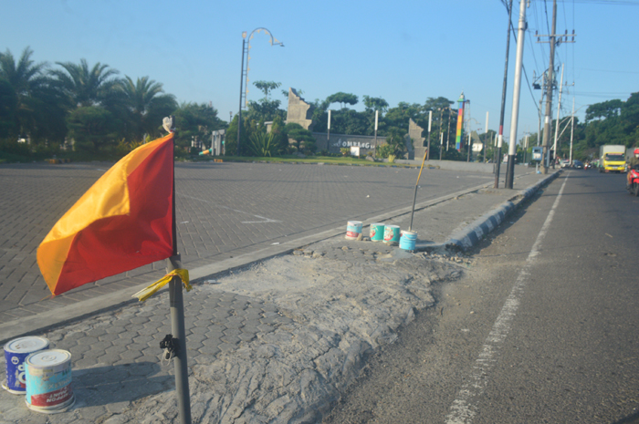TAK DIKELOLA PEMKAB: Kantong parkir kendaran roda empat Alun alun Jombang selama ini dikelola masyarakat sekitar.