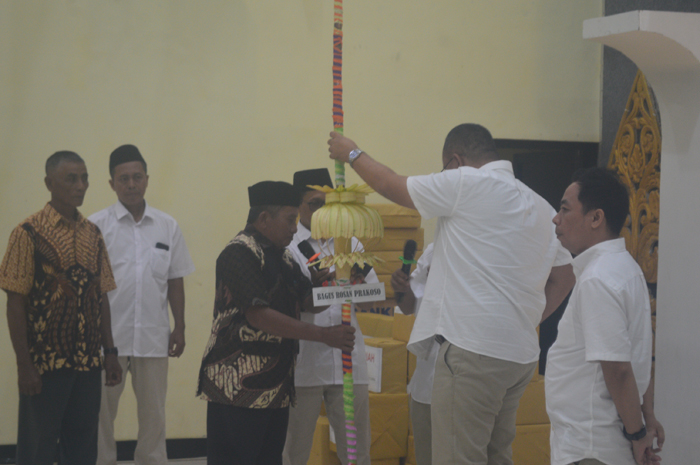 SERAH TERIMA: Akad dalam prosesi tebu manten dalam selamatan buka giling PG Djombang Baru.