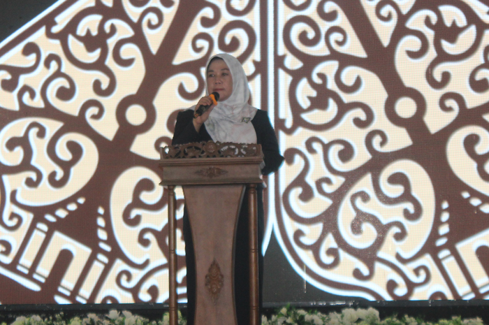 TELADAN: Emi Tahmidah, kepala MTsN 16 Jombang.