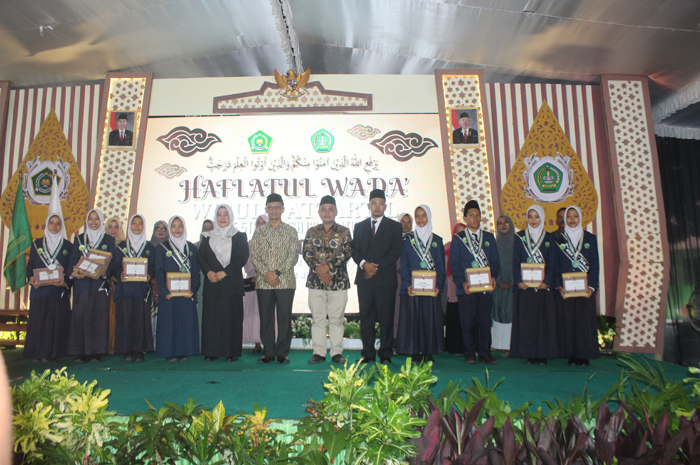 BERPRESTASI: Penghargaan kepada siswa MTsN 16 Jombang berprestasi dalam haflatul wada