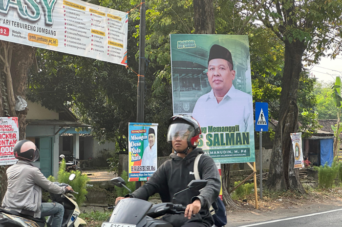 BERTEBARAN: Banner Gus Salman jelang Pilbup Jombang bermunculan di ruang terbuka publik.