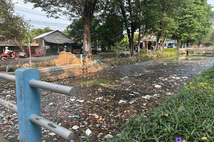 DIDUGA TERCEMAR LIMBAH: Kondisi air Sekunder Gude Ploso di Kecamatan Tembelang, Jombang menghitam dan berbau tak sedap.