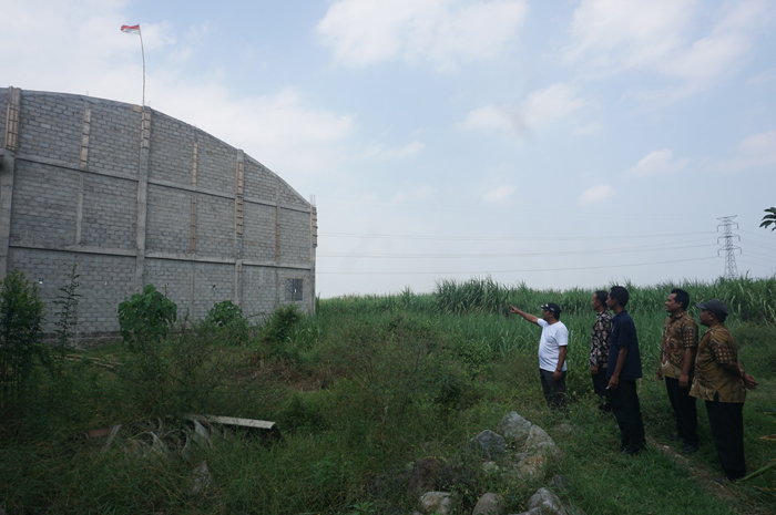 Kepala Desa Sugihwaras Fery Mulyatno (kaos putih) meninjau proses pembangunan gedung olahraga bersama perangkat desa.