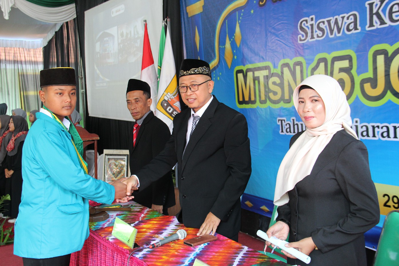 APRESIASI: Kepala MTsN 15 Jombang M Makhi SPdI MPdI memimpin prosesi wisuda purna siswa.