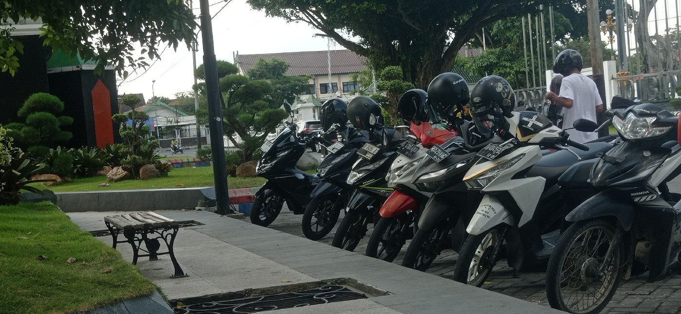 TAK DIKELOLA PEMKAB: Kantong parkir Alun-Alun Jombang selama ini dikelola masyarakat.