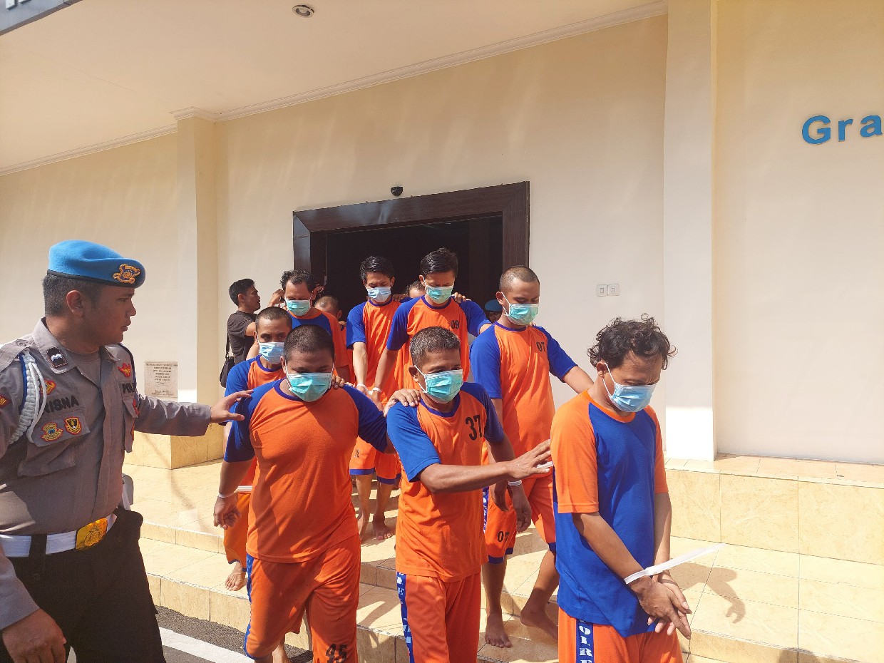 DIGEANDANG PETUGAS: 13 pengedar narkoba di Jombang diringkus polisi.