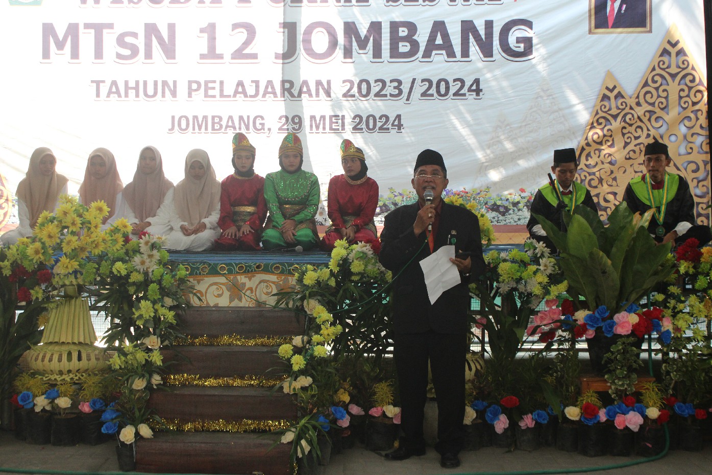 TEGAS: H Abdul Kharis MMPd, kepala MTsN 12 Jombang memberikan sambutan dalam wisuda purna siswa kelas 9.