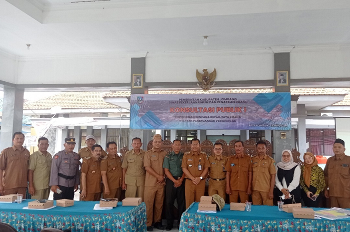 SUSUN RDTR: Kabid Tata Ruang dan Pertanahan Dinas PUPR Jombang Agus Andrianto (tengah berkacamata) foto bersama  dalam konsultasi publik satu di Kecamatan Peterongan, Jombang, Senin (13/5).