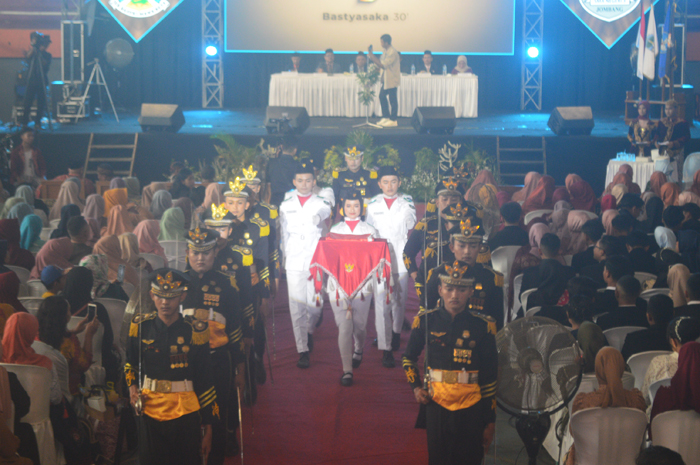 CETAK SISWA BERPRESTASI: Suasana punawiyata SMAN 3 Jombang di GOR Merdeka, Kamis (30/5).