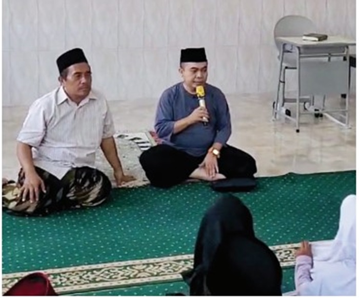 TELADAN: HM Syarif Hidayatullah ST MMT (Gus Sentot) saat mengunjungi lembaga kesejahteraan sosial anak (LKSA) Ar Ridlo, Dusun Pagotan, Desa Keplaksari, Peterongan, Jombang.