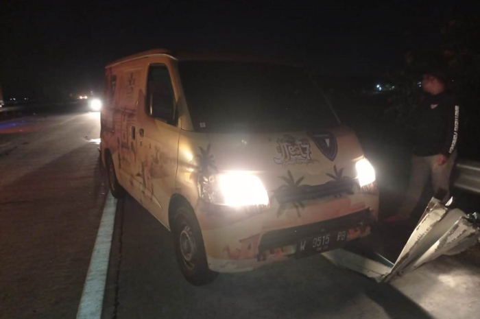 RUSAK: Salah satu kendaraan terlibat kecelakaan beruntun di jalan tol Jombang-Mojokerto.