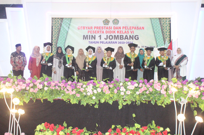 JUARA: Lulusan berprestasi akademik MIN 1 Jombang.