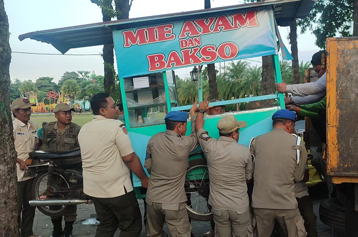 DITERTIBKAN: Gerobak PKL Alun-Alun Jombang diamankan Satpol PP Jombang.