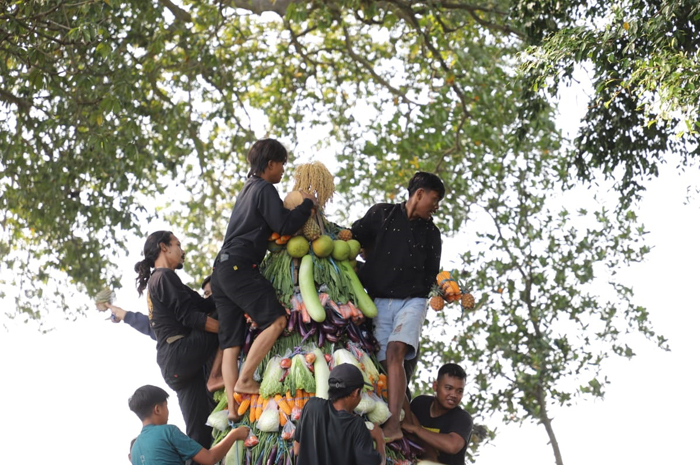 REBUTAN: Masyarakat antusias dalam Sedekah Desa dan Grebeg Sayur di Desa Japanan, Kecamatan Gudo, Jombang, Jumat (31/5).