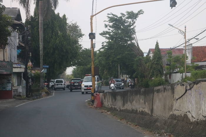 TAK FUNGSI: Lampu flash di Denanyar Jombang padam dan kabelnya terlilit di bawah tiang.