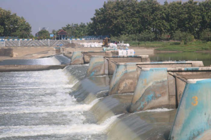 DIBUKA: Lima pintu Dam Karet Jatimlerek, Jombang terbuka membuat muka air Sungai Brantas turun.