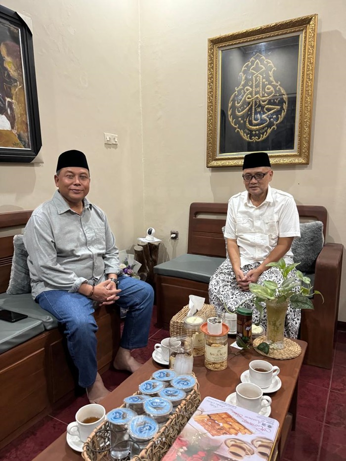 GAYENG: Pj Bupati Jombang Sugiat silaturahmi ke kediaman ke kediaman KH M Irfan Yusuf Hasyim (Gus Irfan).