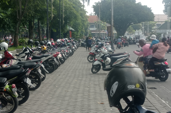 PARKIR LIAR: Sejumlah kendaraan terparkir di Alun-Alun Jombang yang selama ini tak dikelola Pemkab Jombang.