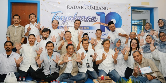 KOMPAK: Direktur Jawa Pos Radar Jombang M. Nur Kholis foto bersama seluruh karyawan, Minggu (2/6).