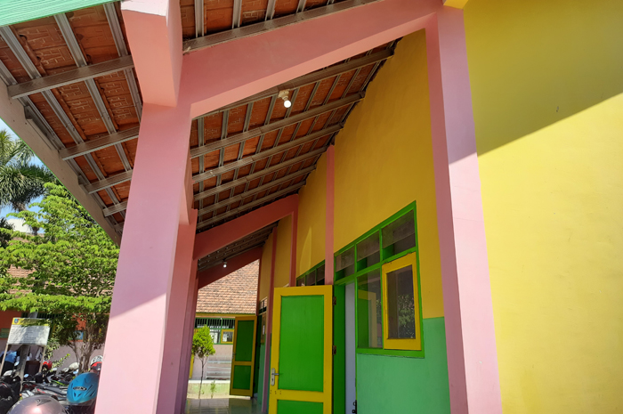 TAK ADA PLAFON: Konidisi bangunan lab komputer dan UKS SDN Talunkidul Kecamatan Sumobito, Jombang, (30/5).