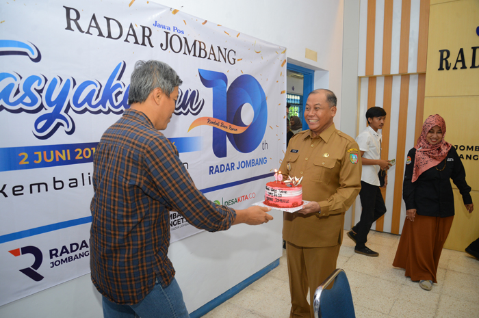 BERI KEJUTAN: Pj Bupati Jombang Sugiat mengunjungi Jawa Pos Radar Jombang untuk memberikan kejutan, Senin (3/6).