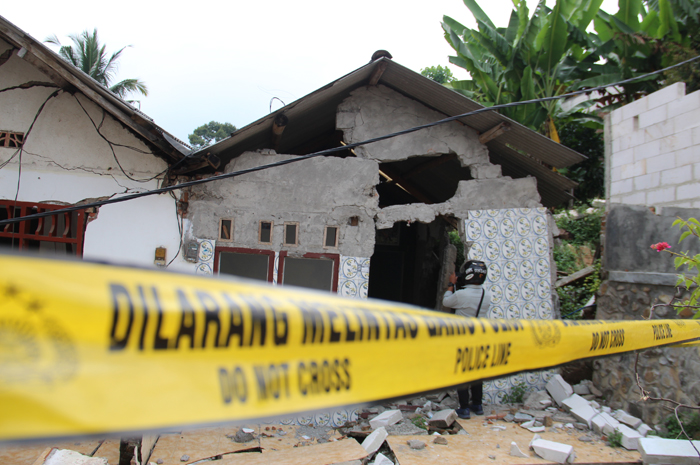 TAK BOLEH DITEMPATI: Belasan rumah warga yang ambruk di Dusun Jumok, Desa Sambirejo Wonosalam, Jombang, berbahaya dan tidak boleh ditempati.