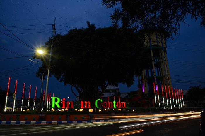 MATI: Kondisi beberapa huruf pada neon box Ringin Contong mati, Senin (3/6).