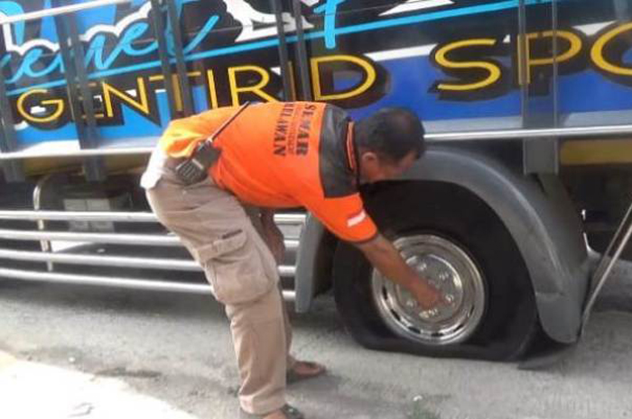 BAN PECAH: Kecelakaan maut pengendara sepeda motor tewas terseret truk di Jalan Raya Desa Gondek, Kecamatan Mojowarno, Jombang, Senin (3/6) siang.