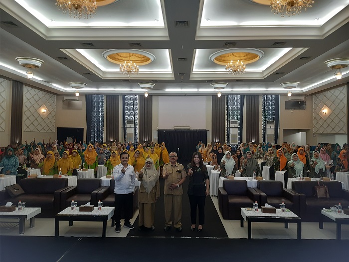 KOMPAK: Kepala DPPKB-PPPA Jombang, dr Pudji Umbaran, bersama tamu undangan yang hadir di Ballroom Hotel Fatma, Selasa (4/6).