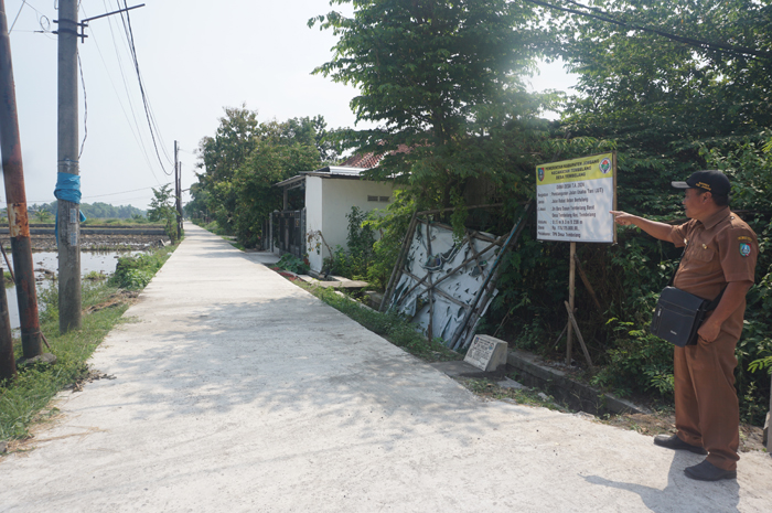JALAN BARU: Kepala Desa Tembelang Subekti Hidayanto saat menunjukkan lokasi JUT yang baru selesai dibangun di Dusun Tembelang Barat, Desa/Kecamatan Tembelang, Jombang.