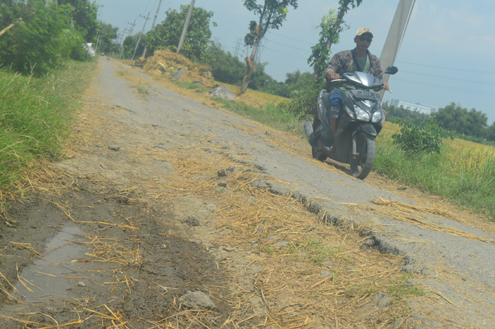 BAKAL DILEBARKAN: Jalan rusak ruas Jatigedong-Jatibanjar di Desa Jatigedong, Kecamatan Ploso, Jombang, tahun ini bakal diperbaiki pemerintah pusat melalui program Inpres Jalan Daerah (IJD).